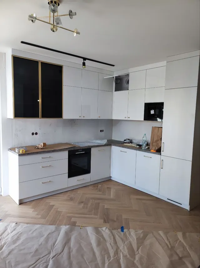 Montaż zabudowy kuchennej z podłogą zabezpieczoną folią — etap prac DSK Optima